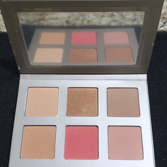 Ionic london Blaze Chaser face palette - Picture 3 of 4